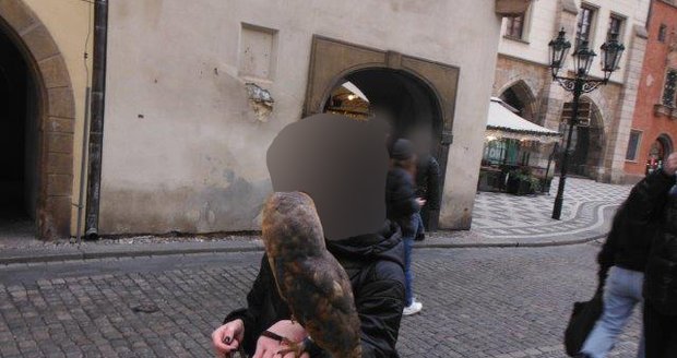 Cizinci vystupovali na Staroměstském náměstí s chráněnými zvířaty bez povolení