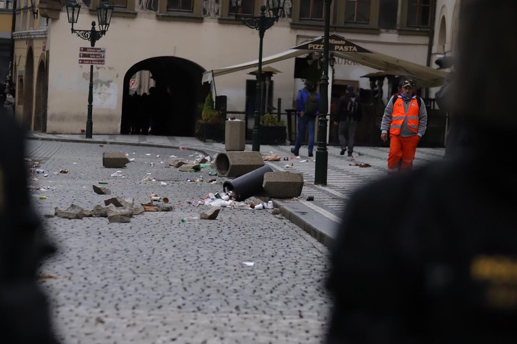 Na Staroměstském náměstí došlo při demonstraci proti vládním nařízením k násilným konfliktům.