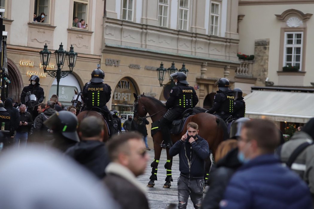 Na Staroměstském náměstí došlo při demonstraci proti vládním nařízením k násilným konfliktům.