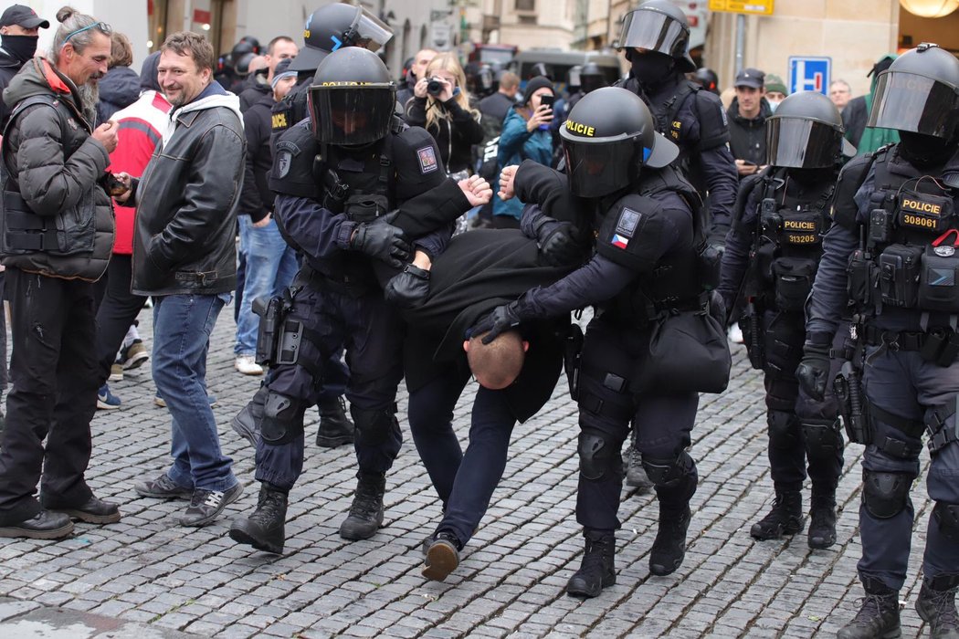 Na Staroměstském náměstí došlo při demonstraci proti vládním nařízením k násilným konfliktům.