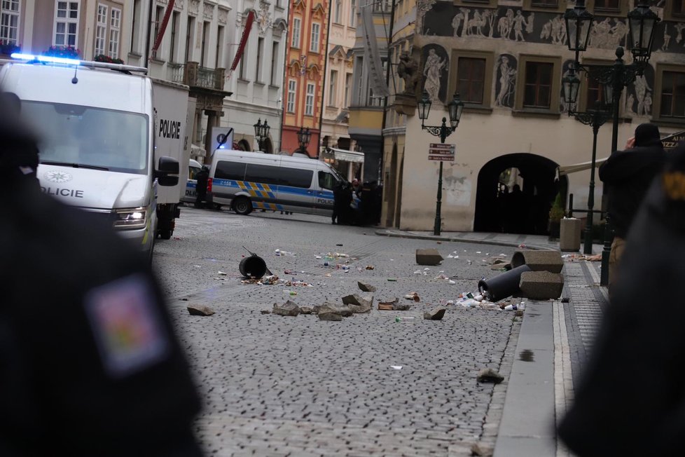 Na Staroměstském náměstí došlo při demonstraci proti vládním nařízením k násilným konfliktům.