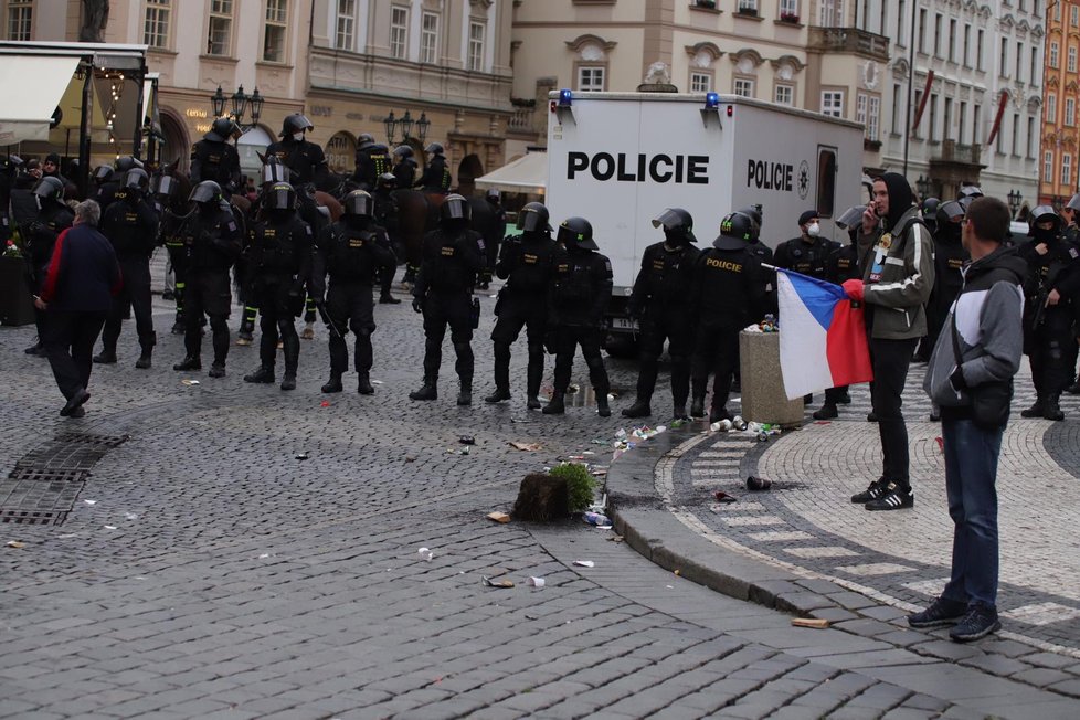 Na Staroměstském náměstí došlo při demonstraci proti vládním nařízením k násilným konfliktům.