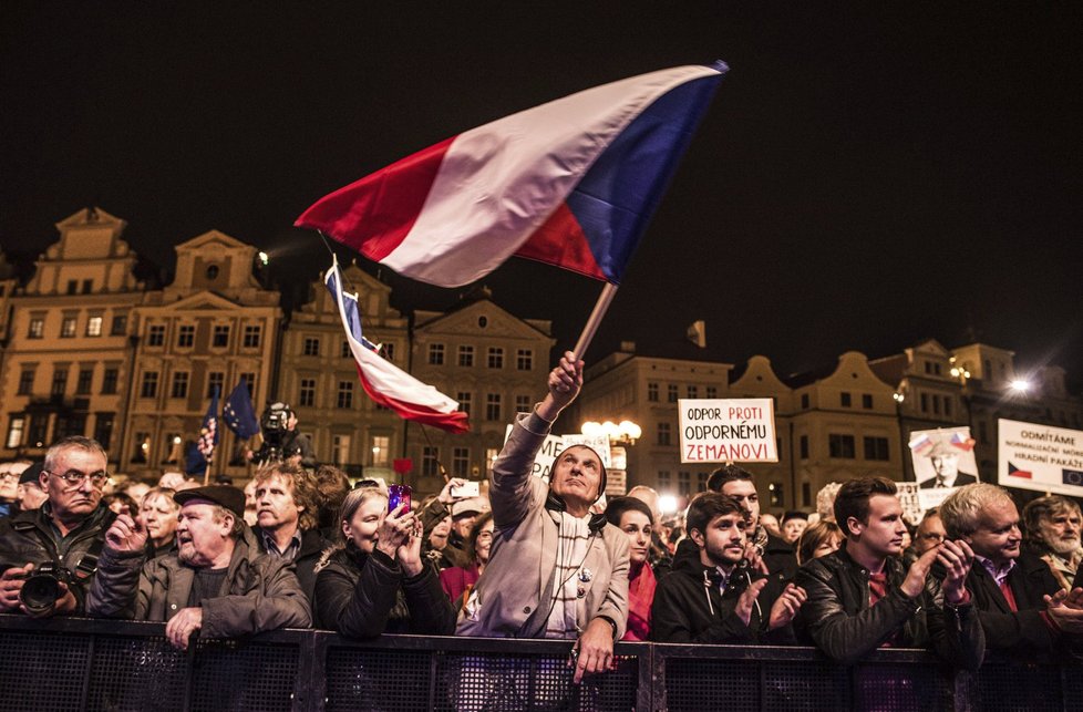 Pohled zhora na demonstraci 28. října na Staroměstském náměstí