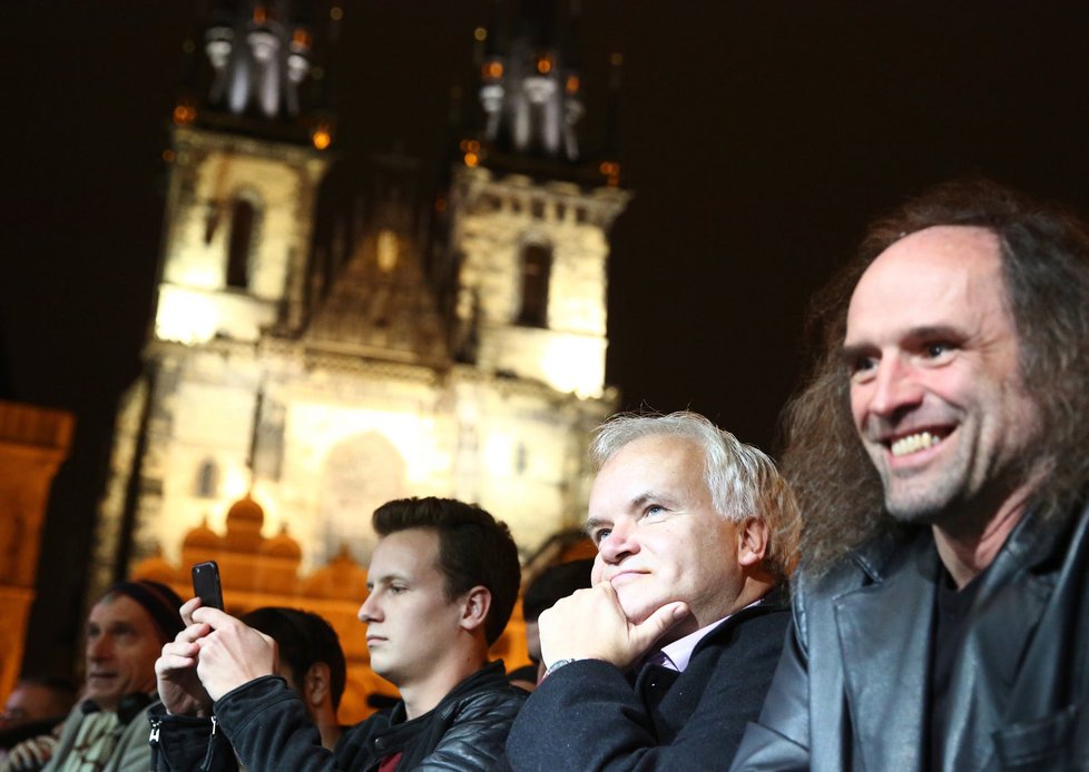 Akce na Staroměstském náměstí: Přišel i europoslanec Pavel Svoboda. Na snímku uprostřed (28.10.2016)