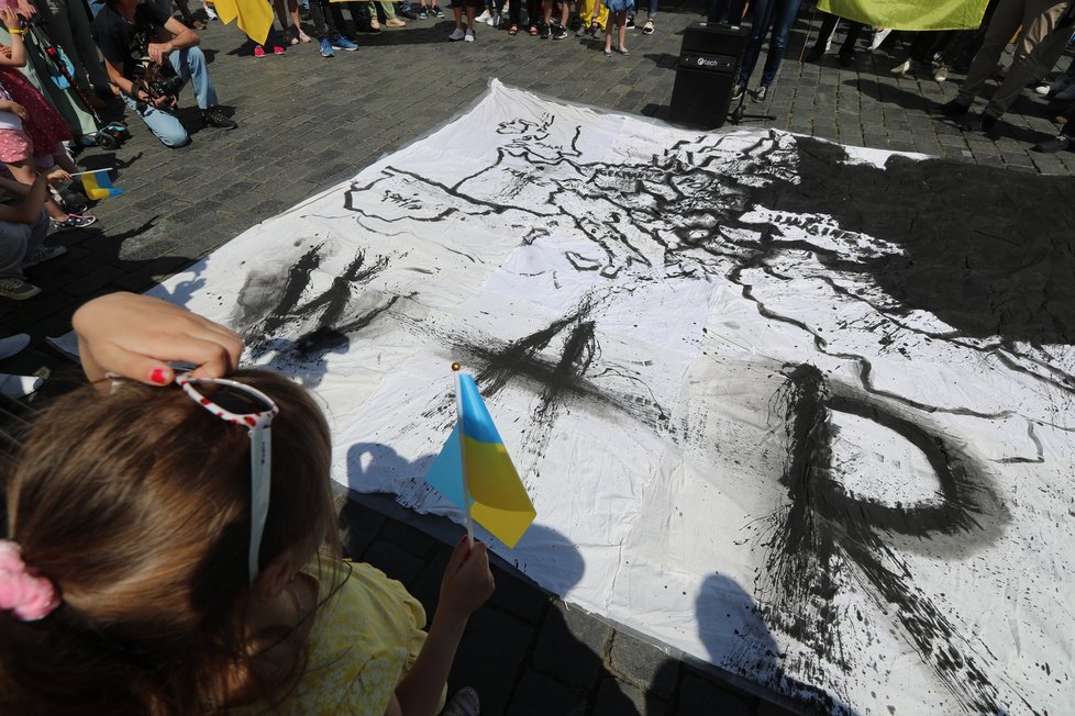Na veřejném shromáždění na Staroměstském náměstí v Praze podpořily stovky lidí obránce Azovstalu na Ukrajině. Byli mezi nimi i rodinní příslušníci vojáků, kteří kvůli válečným podmínkám trpí hladem i žízní. (15. květen 2022)