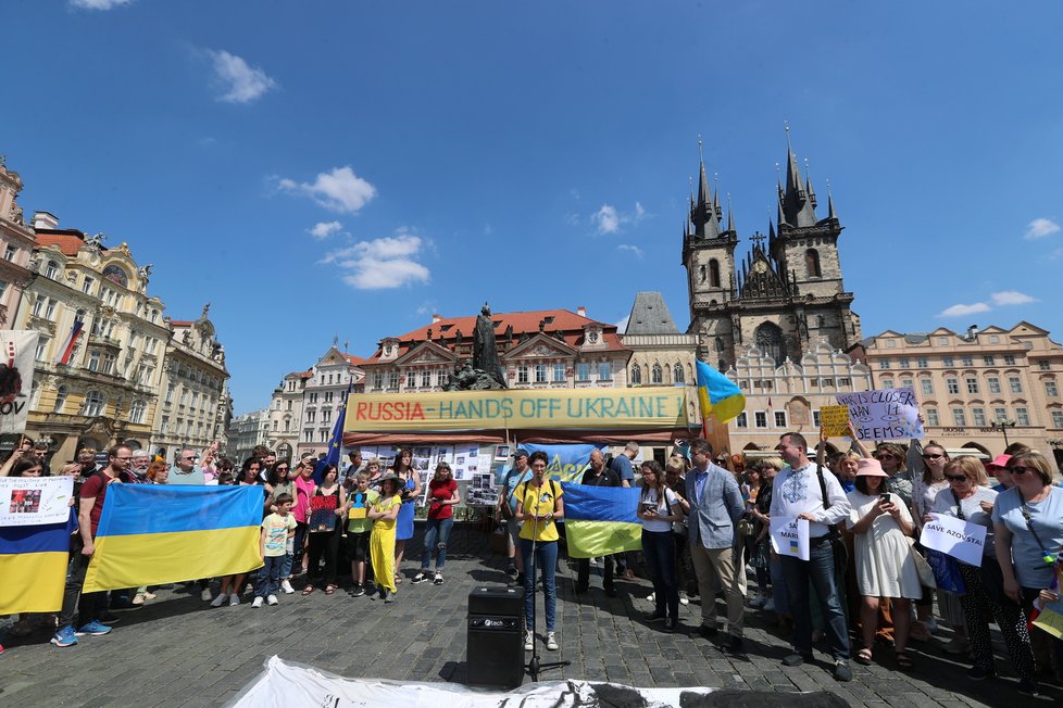 Na veřejném shromáždění na Staroměstském náměstí v Praze podpořily stovky lidí obránce Azovstalu na Ukrajině. Byli mezi nimi i rodinní příslušníci vojáků, kteří kvůli válečným podmínkám trpí hladem i žízní. (15. květen 2022)