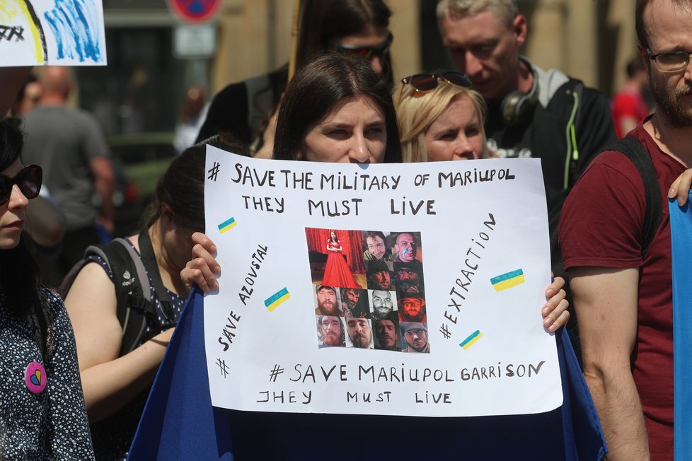 Na veřejném shromáždění na Staroměstském náměstí v Praze podpořily stovky lidí obránce Azovstalu na Ukrajině. Byli mezi nimi i rodinní příslušníci vojáků, kteří kvůli válečným podmínkám trpí hladem i žízní. (15. květen 2022)