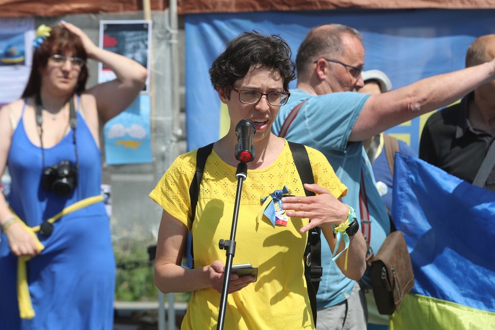 Na veřejném shromáždění na Staroměstském náměstí v Praze podpořily stovky lidí obránce Azovstalu na Ukrajině. Byli mezi nimi i rodinní příslušníci vojáků, kteří kvůli válečným podmínkám trpí hladem i žízní. (15. květen 2022)