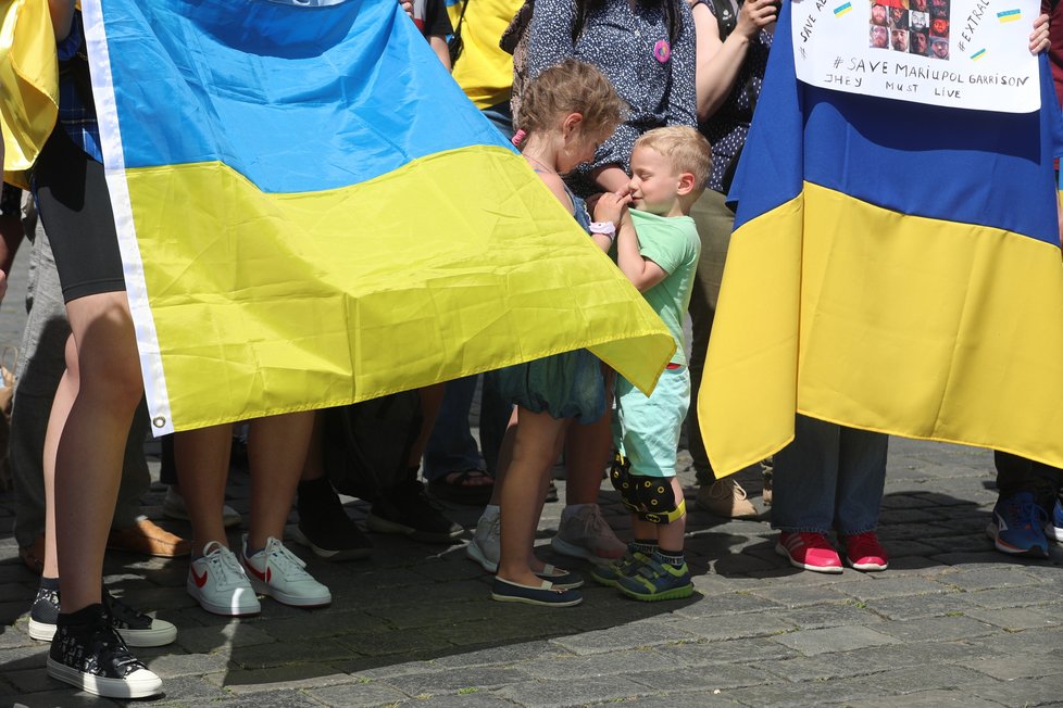 Na veřejném shromáždění na Staroměstském náměstí v Praze podpořily stovky lidí obránce Azovstalu na Ukrajině. Byli mezi nimi i rodinní příslušníci vojáků, kteří kvůli válečným podmínkám trpí hladem i žízní. (15. květen 2022)