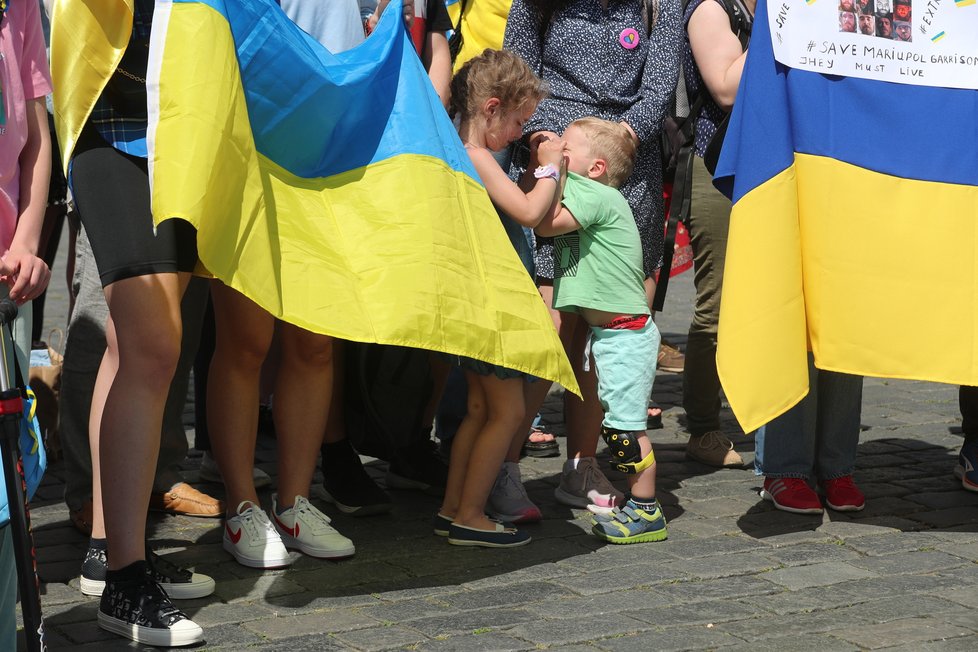 Na veřejném shromáždění na Staroměstském náměstí v Praze podpořily stovky lidí obránce Azovstalu na Ukrajině. Byli mezi nimi i rodinní příslušníci vojáků, kteří kvůli válečným podmínkám trpí hladem i žízní. (15. květen 2022)