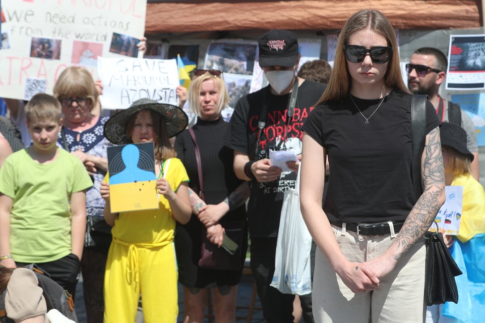 Na veřejném shromáždění na Staroměstském náměstí v Praze podpořily stovky lidí obránce Azovstalu na Ukrajině. Byli mezi nimi i rodinní příslušníci vojáků, kteří kvůli válečným podmínkám trpí hladem i žízní. (15. květen 2022)