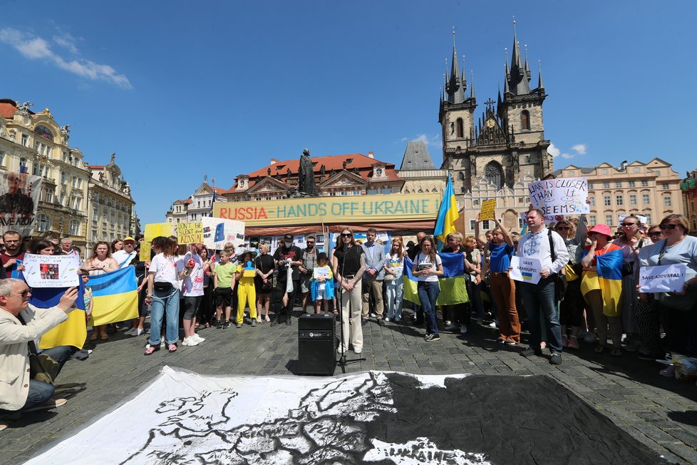 Na veřejném shromáždění na Staroměstském náměstí v Praze podpořily stovky lidí obránce Azovstalu na Ukrajině. Byli mezi nimi i rodinní příslušníci vojáků, kteří kvůli válečným podmínkám trpí hladem i žízní. (15. květen 2022)