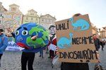 Lidé čekají 20. září 2019 na Staroměstském náměstí v Praze na začátek studentské stávky za ochranu klimatu.