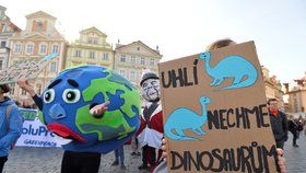 Lidé čekají 20. září 2019 na Staroměstském náměstí v Praze na začátek studentské stávky za ochranu klimatu.