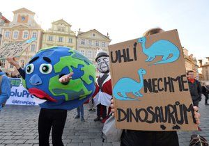 Lidé čekají 20. září 2019 na Staroměstském náměstí v Praze na začátek studentské stávky za ochranu klimatu.