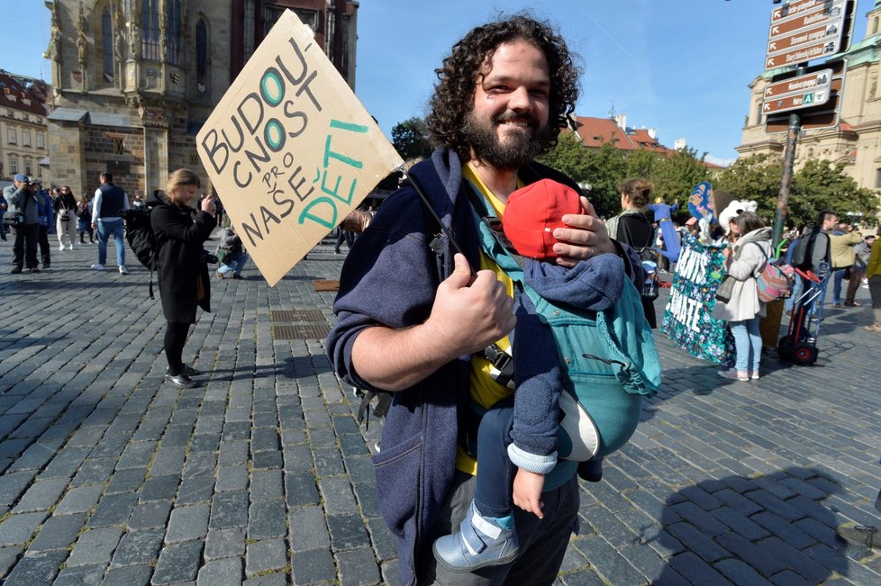 Lidé čekají 20. září 2019 na Staroměstském náměstí v Praze na začátek studentské stávky za ochranu klimatu.