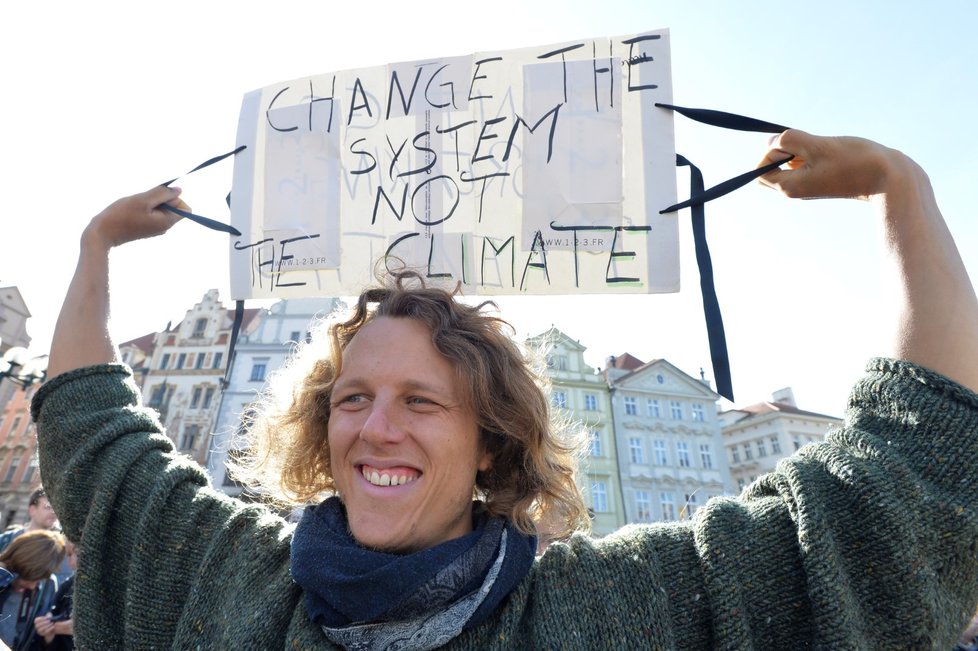 Lidé čekají 20. září 2019 na Staroměstském náměstí v Praze na začátek studentské stávky za ochranu klimatu.