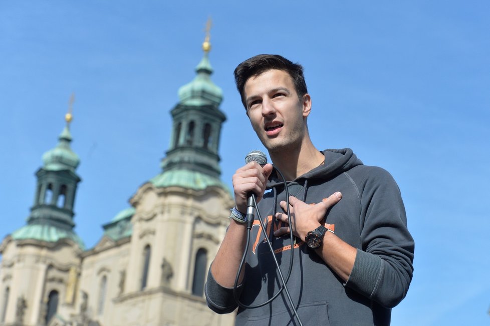 Lidé čekají 20. září 2019 na Staroměstském náměstí v Praze na začátek studentské stávky za ochranu klimatu.