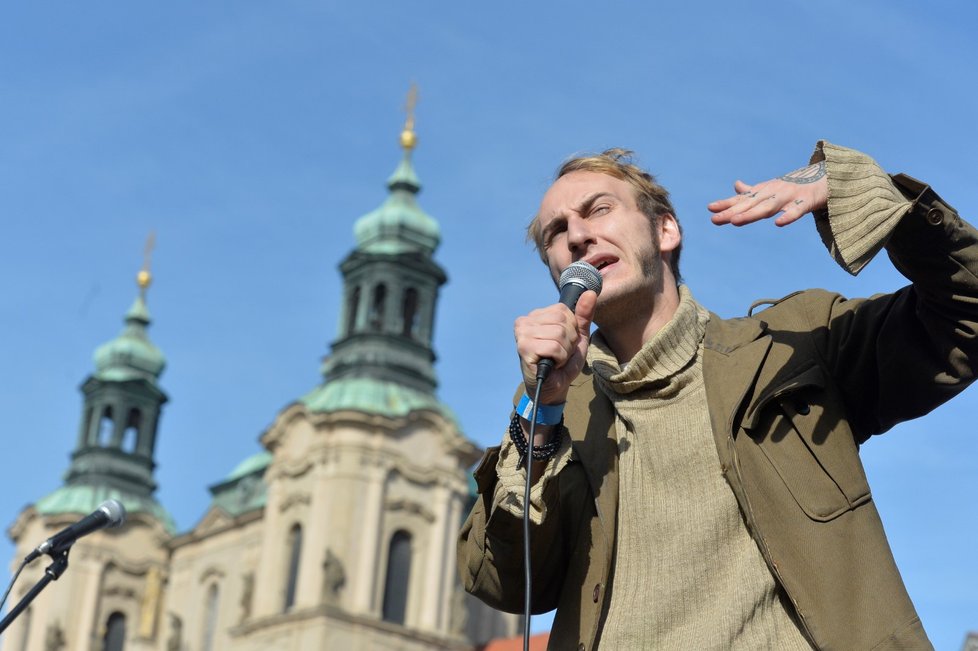 Lidé čekají 20. září 2019 na Staroměstském náměstí v Praze na začátek studentské stávky za ochranu klimatu.