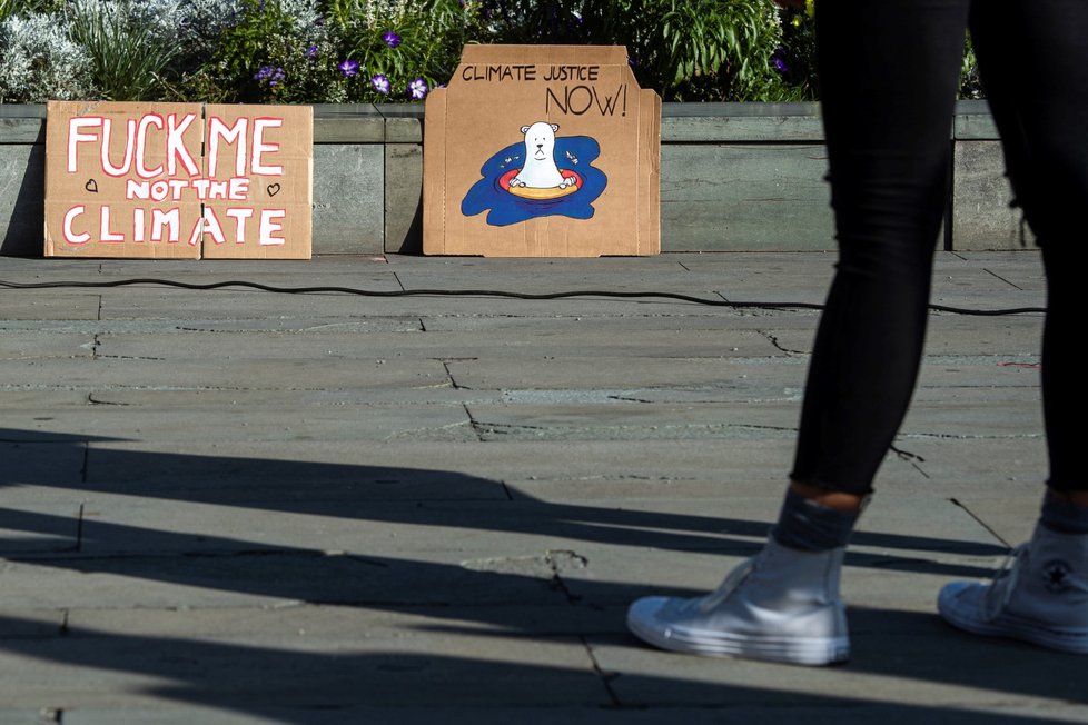 Lidé čekají 20. září 2019 na Staroměstském náměstí v Praze na začátek studentské stávky za ochranu klimatu.