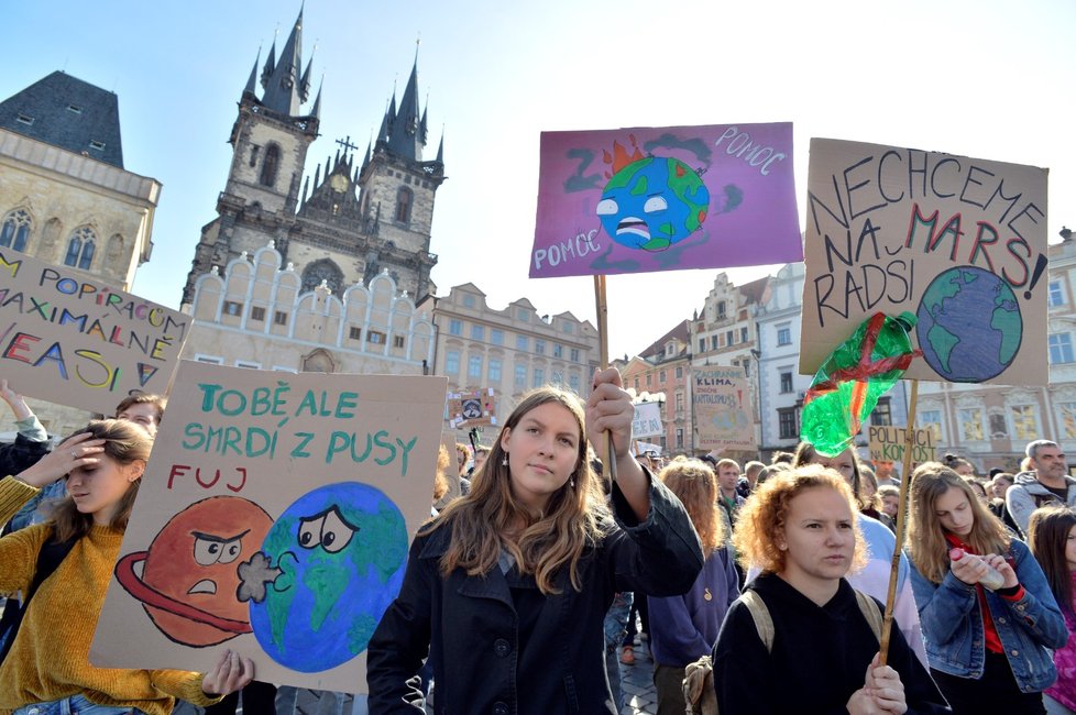 Lidé čekají 20. září 2019 na Staroměstském náměstí v Praze na začátek studentské stávky za ochranu klimatu.