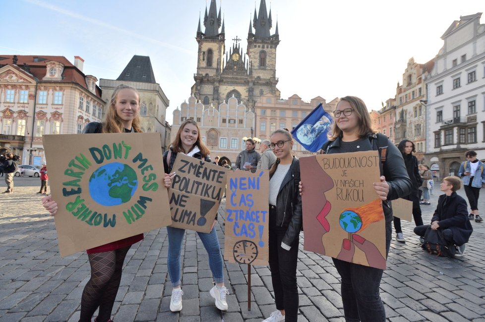 Lidé čekají 20. září 2019 na Staroměstském náměstí v Praze na začátek studentské stávky za ochranu klimatu.