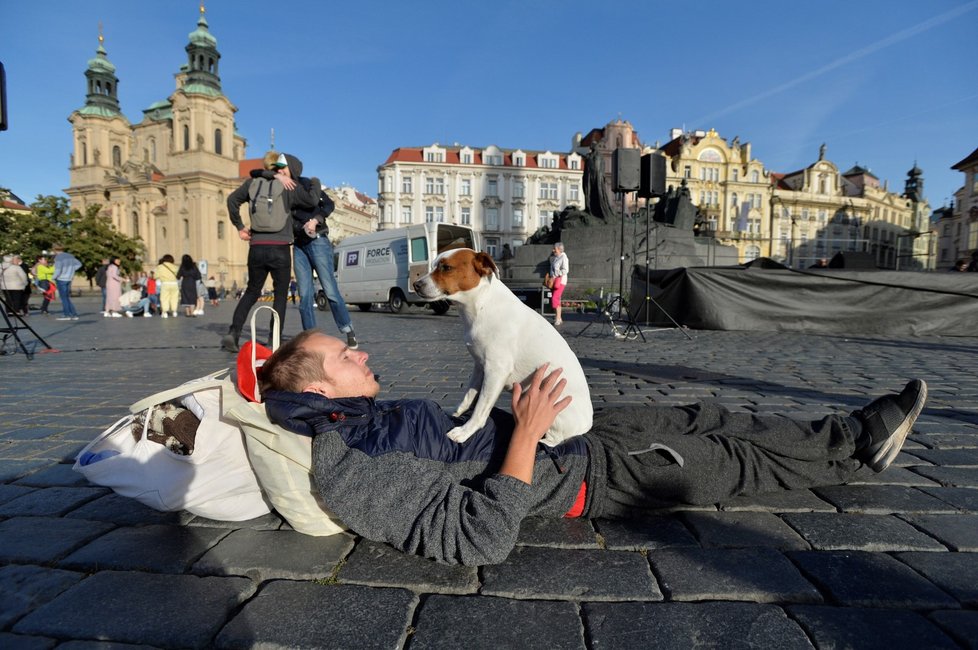 Lidé čekají 20. září 2019 na Staroměstském náměstí v Praze na začátek studentské stávky za ochranu klimatu.