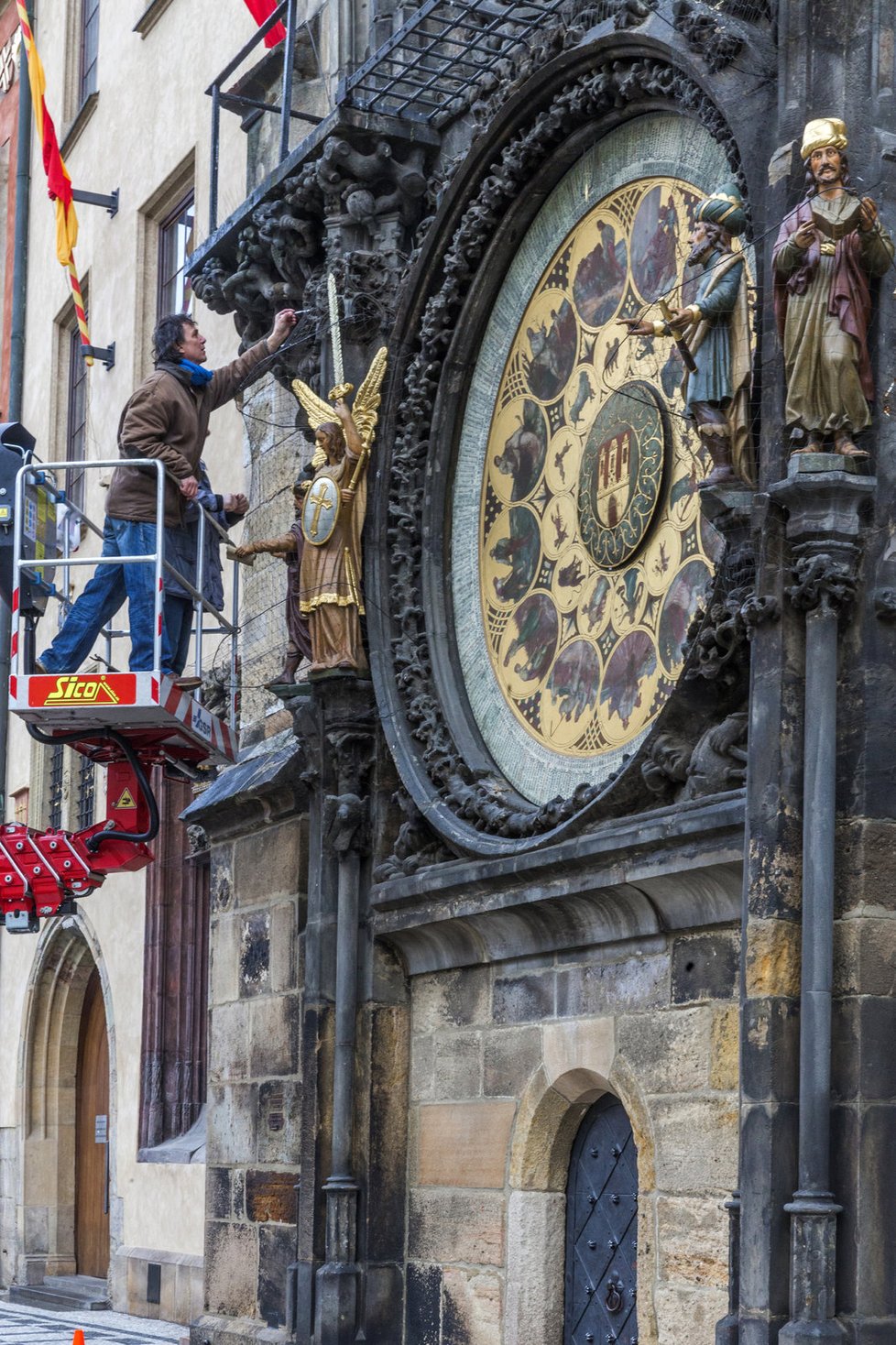 Restaurátorský průzkum na věži Staroměstské radnice před vlastním zahájením rekonstrukce.