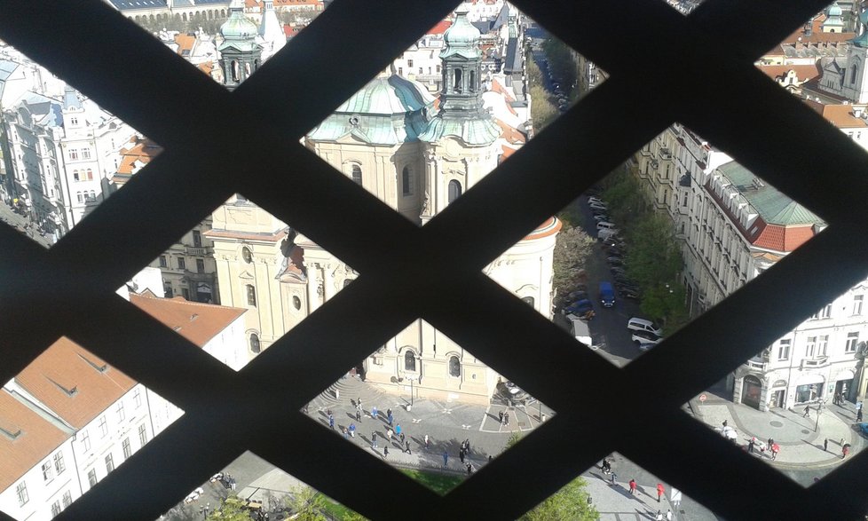 Výhled ze zvonice věže Staroměstské radnice, kde rekonstrukce začne opravou krovů.