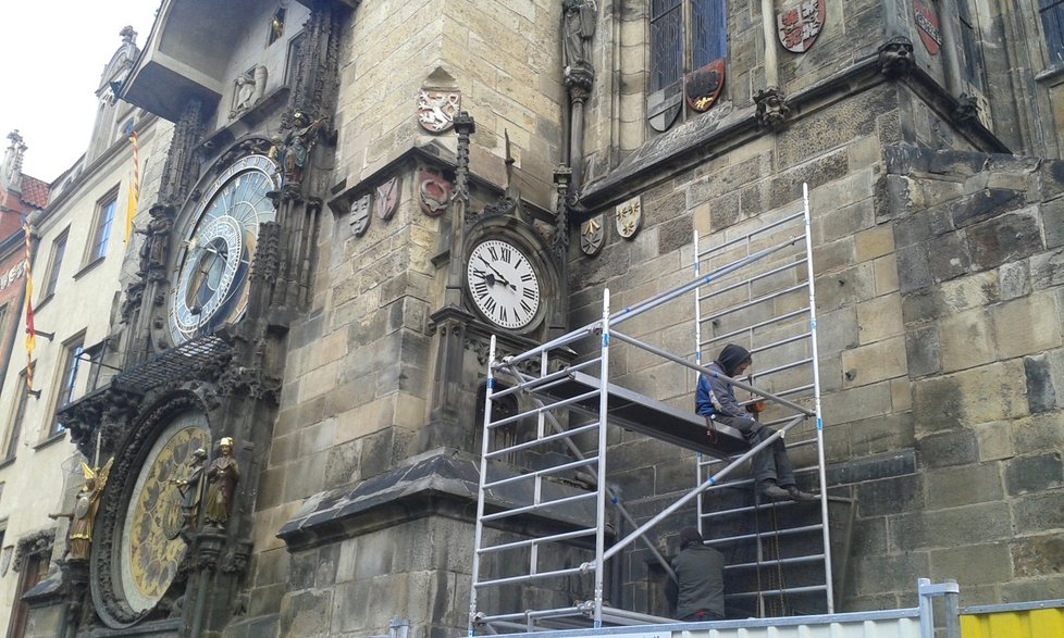 Začala rozsáhlá rekonstrukce věže Staroměstské radnice, potrvá půl druhého roku.