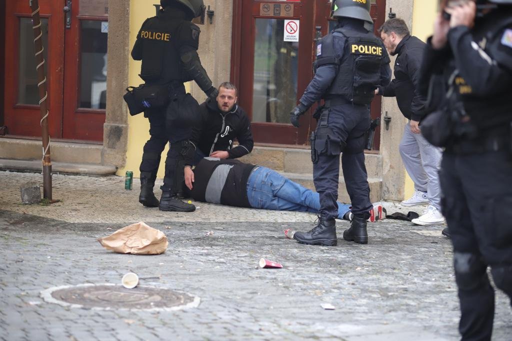 Násilná demonstrace proti vládním nařízením na Staroměstském náměstí.