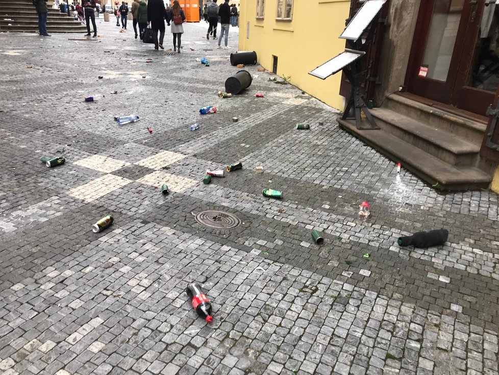 Nepořádek po násilnostech, ve které se zvrtla demonstrace proti vládním nařízením na Staroměstském náměstí.