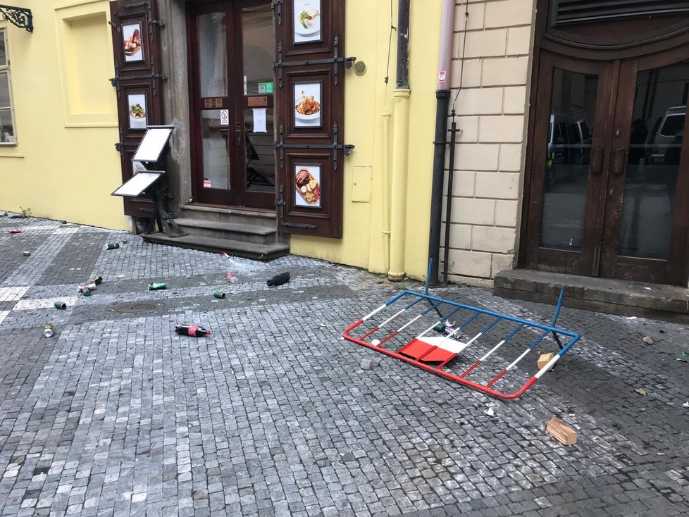 Nepořádek po násilnostech, ve které se zvrtla demonstrace proti vládním nařízením na Staroměstském náměstí.