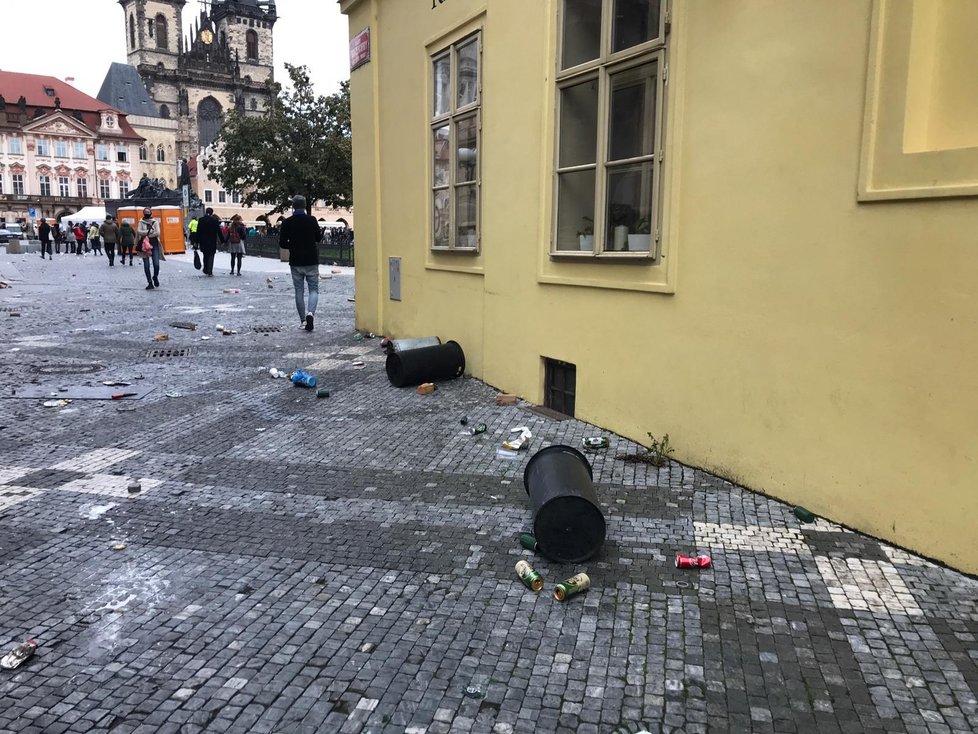 Nepořádek po násilnostech, ve které se zvrtla demonstrace proti vládním nařízením na Staroměstském náměstí.