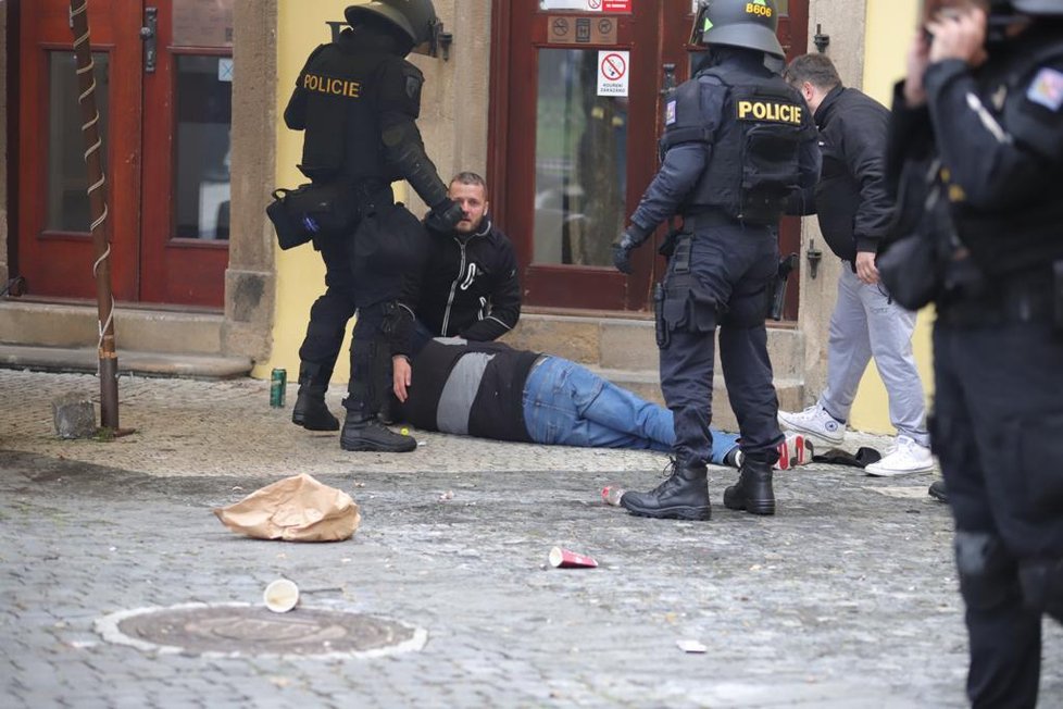 Násilná demonstrace proti vládním nařízením na Staroměstském náměstí.