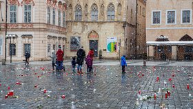 Bílé kříže na Staroměstském náměstí připomínají 25 tisíc obětí pandemie koronaviru. Objevily se tu 22. března a brzy sem začaly chodit stovky lidí zavzpomínat na své blízké, kteří zemřeli kvůli nemoci covid-19. Ke křížům také začala přibývat jména konkrétních lidí. Podle vedení města by měla pieta na místě ještě nějakou dobu zůstat.