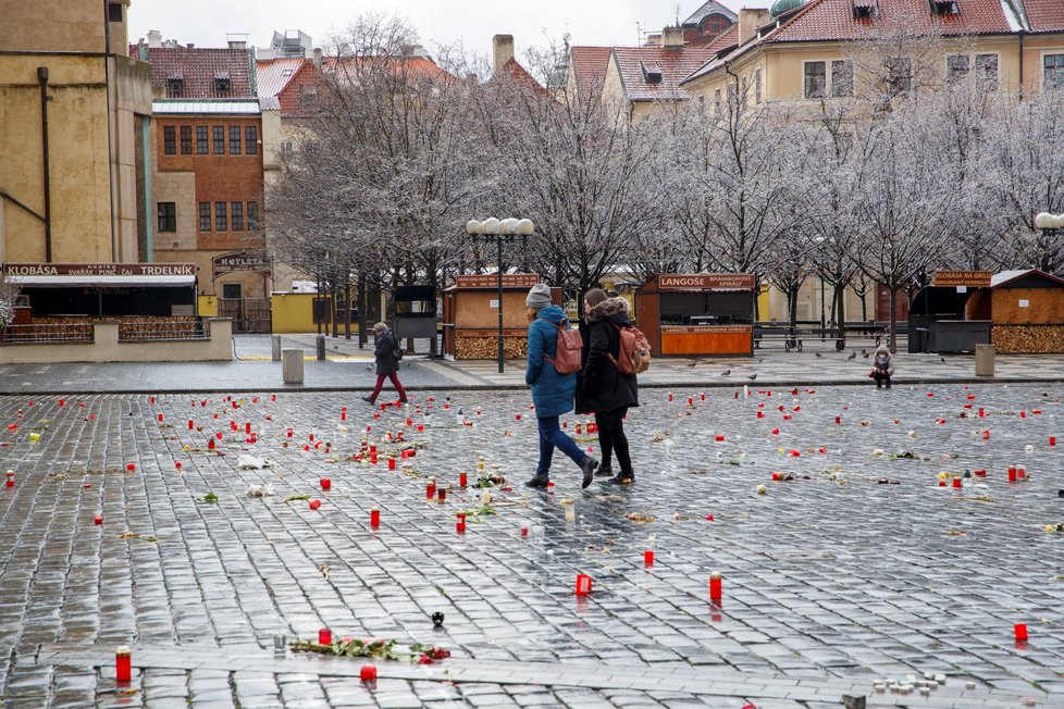 Bílé kříže na Staroměstském náměstí připomínají 25 tisíc obětí pandemie koronaviru. Objevily se tu 22. března a brzy sem začaly chodit stovky lidí zavzpomínat na své blízké, kteří zemřeli kvůli nemoci covid-19. Ke křížům také začala přibývat jména konkrétních lidí. Podle vedení města by měla pieta na místě ještě nějakou dobu zůstat.