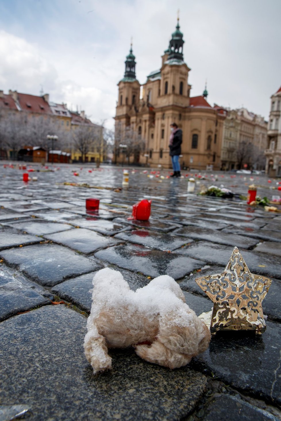 Bílé kříže na Staroměstském náměstí připomínají 25 tisíc obětí pandemie koronaviru. Objevily se tu 22. března a brzy sem začaly chodit stovky lidí zavzpomínat na své blízké, kteří zemřeli kvůli nemoci covid-19. Ke křížům také začala přibývat jména konkrétních lidí. Podle vedení města by měla pieta na místě ještě nějakou dobu zůstat.