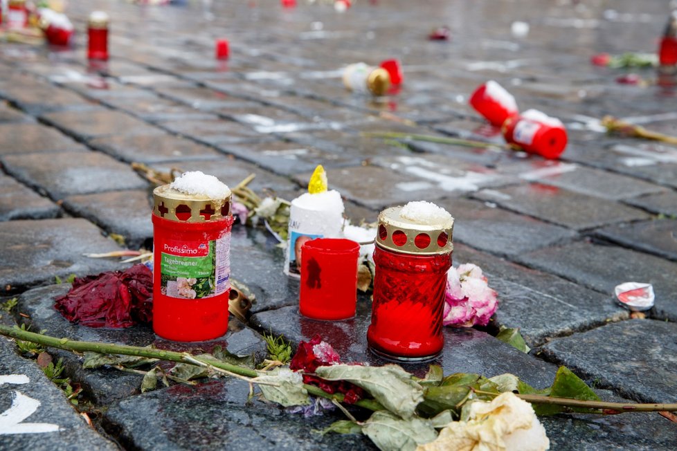Bílé kříže na Staroměstském náměstí připomínají 25 tisíc obětí pandemie koronaviru.