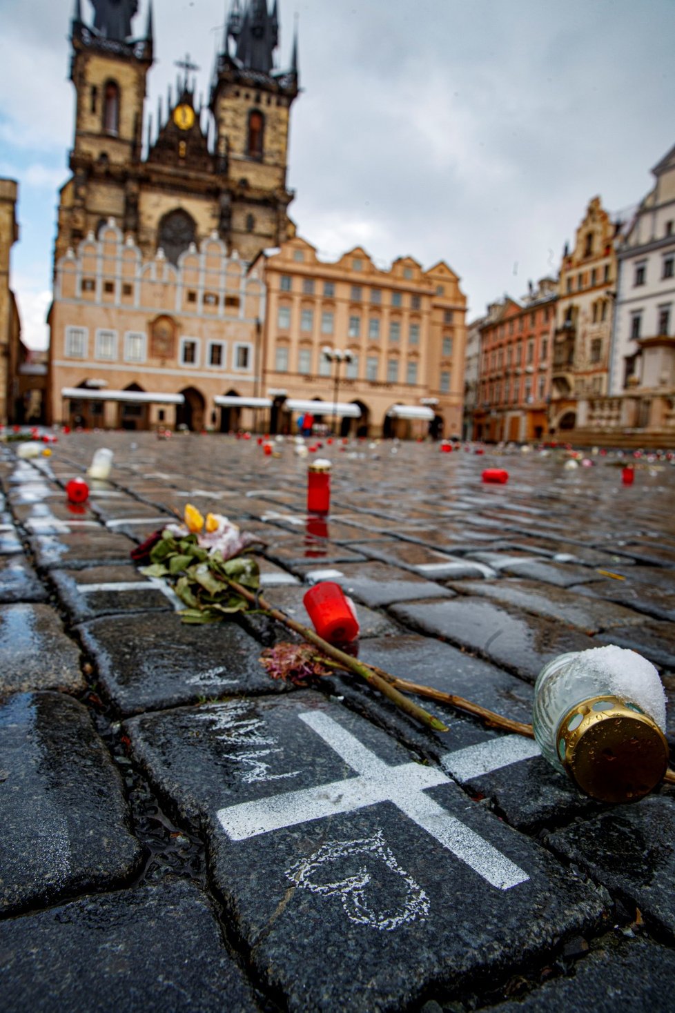 Bílé kříže na Staroměstském náměstí připomínají 25 tisíc obětí pandemie koronaviru. Objevily se tu 22. března a brzy sem začaly chodit stovky lidí zavzpomínat na své blízké, kteří zemřeli kvůli nemoci covid-19. Ke křížům také začala přibývat jména konkrétních lidí. Podle vedení města by měla pieta na místě ještě nějako dobu zůstat.