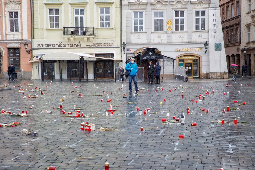 Bílé kříže na Staroměstském náměstí připomínají 25 tisíc obětí pandemie koronaviru. Objevily se tu 22. března a brzy sem začaly chodit stovky lidí zavzpomínat na své blízké, kteří zemřeli kvůli nemoci covid-19. Ke křížům také začala přibývat jména konkrétních lidí. Podle vedení města by měla pieta na místě ještě nějako dobu zůstat.