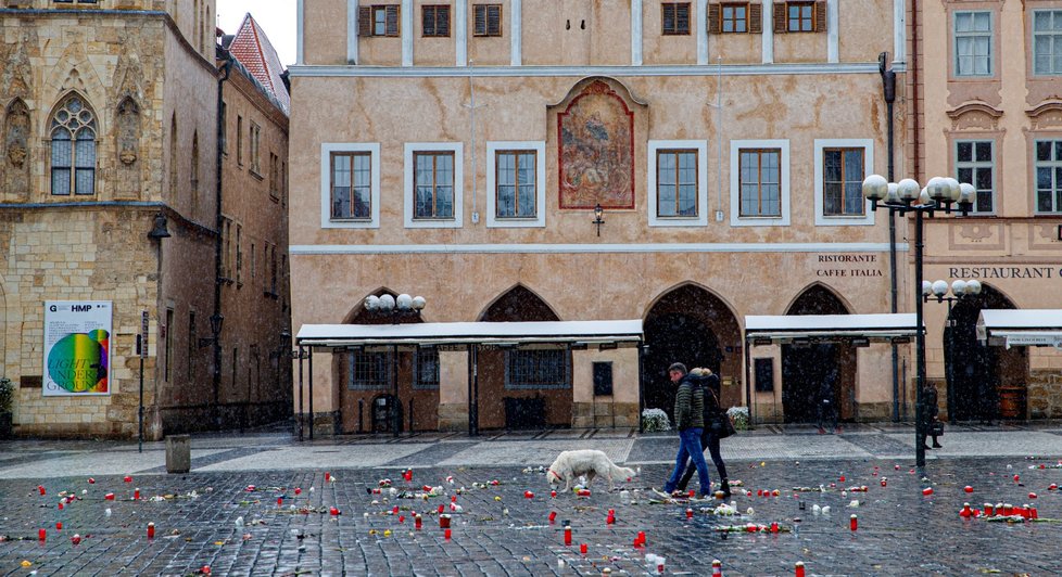 Bílé kříže na Staroměstském náměstí připomínají 25 tisíc obětí pandemie koronaviru. Objevily se tu 22. března a brzy sem začaly chodit stovky lidí zavzpomínat na své blízké, kteří zemřeli kvůli nemoci covid-19. Ke křížům také začala přibývat jména konkrétních lidí. Podle vedení města by měla pieta na místě ještě nějako dobu zůstat.