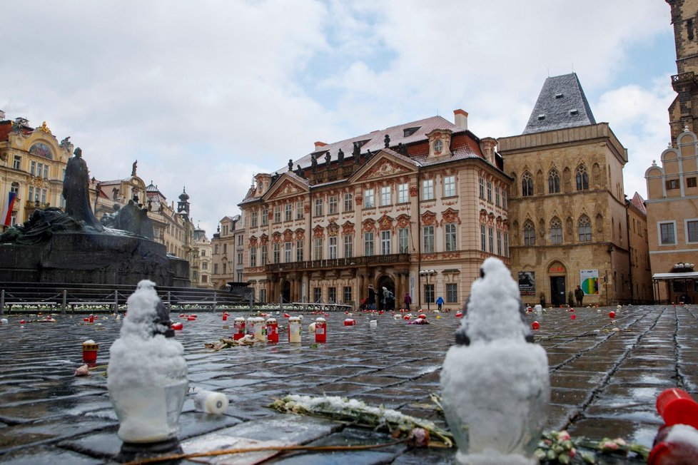 Bílé kříže na Staroměstském náměstí připomínají 25 tisíc obětí pandemie koronaviru. Objevily se tu 22. března a brzy sem začaly chodit stovky lidí zavzpomínat na své blízké, kteří zemřeli kvůli nemoci covid-19. Ke křížům také začala přibývat jména konkrétních lidí. Podle vedení města by měla pieta na místě ještě nějakou dobu zůstat.