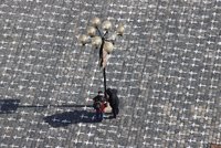 25 tisíc křížů za 25 tisíc životů: Staroměstské náměstí se změnilo v památník obětem covidu-19