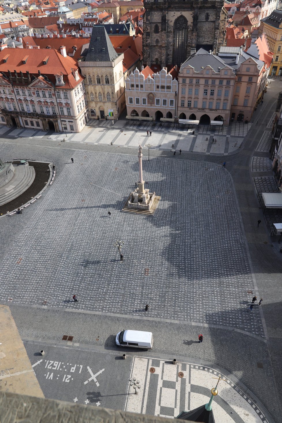 Staroměstské náměstí zaplavily bílé kříže (22. března 2021).