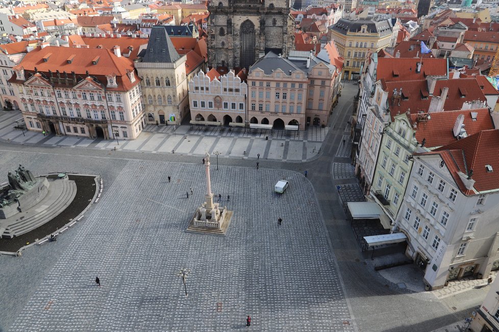 Staroměstské náměstí zaplavily bílé kříže (22. března 2021).