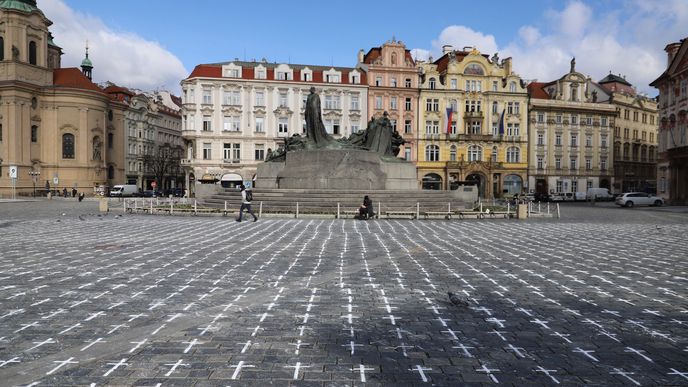 Staroměstské náměstí 22. března 2021 pokryly bílé kříže.