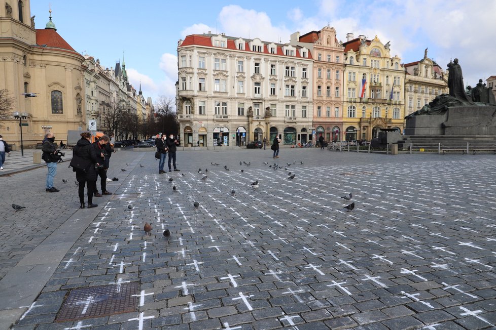 Staroměstské náměstí 22. března 2021 pokryly bílé kříže.