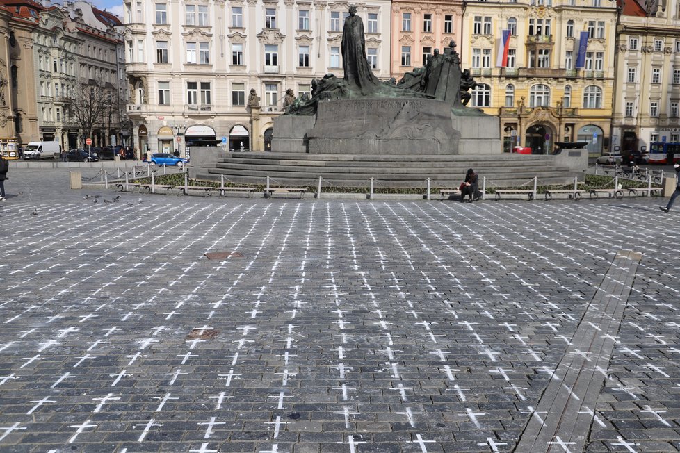 Staroměstské náměstí 22. března 2021 pokryly bílé kříže.