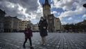 25 tisíc křížů na Staroměstském náměstí za oběti pandemie. Před rokem zemřel první člověk na covid